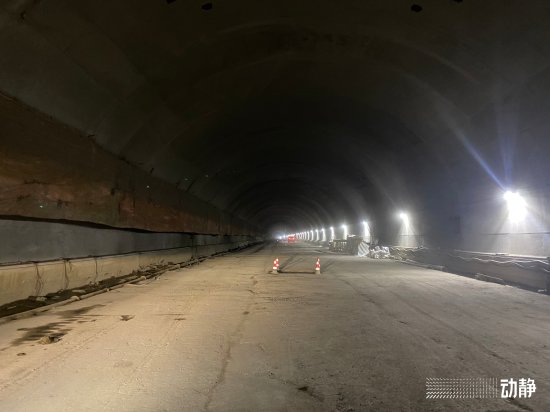 “贵州高速第一长隧”右幅刚刚贯通
