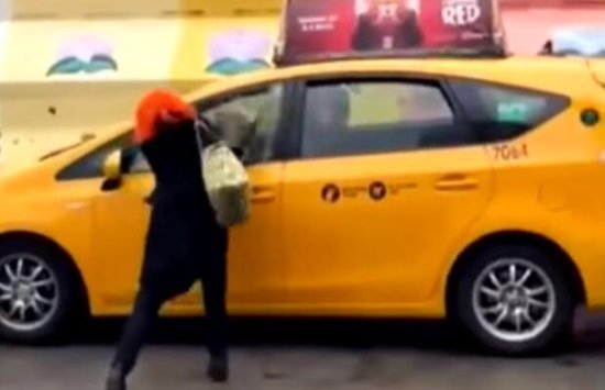 纽约一女子<em>用水泥</em>砖砸碎出租车玻璃 爬进车内偷走手机和现金