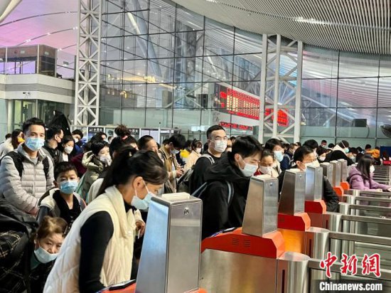 铁路迎来节后返程客流高峰<em> 广东地区</em>到达旅客超百万人次