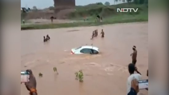 <em>印度一辆</em>婚车掉进河中新郎新娘遇险 村民砸窗救人