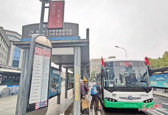 湖北武汉：纯电动新客车上路