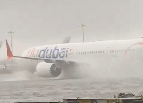 阿联酋遭罕见暴雨侵袭：车辆被浸泡 飞机在水中艰难滑行