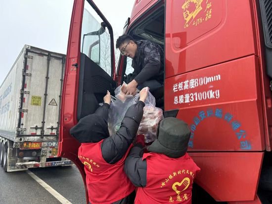 <em>荆州市</em>荆州区各驻村工作队铲雪除冰 送食品救助滞留司乘