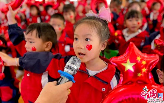 唱红歌，回答问题 乐山市中区茅桥幼培养幼儿爱国主义情感