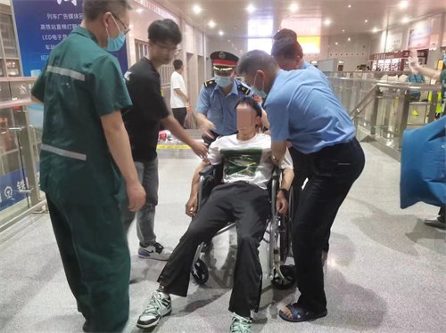萍乡北站候车室一名旅客突然倒地 铁路人员接力施救
