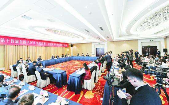 青海代表团举行开放团组会议 陈刚吴晓军回答记者提问