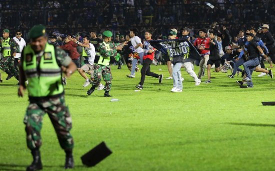 新闻8点见丨印尼球场惨案！冲突事件已致125人遇难