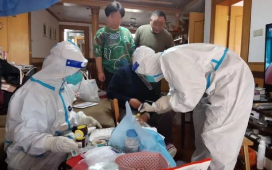 这支18人临时医疗小分队，成了松江封控小区居民的“家庭医生”