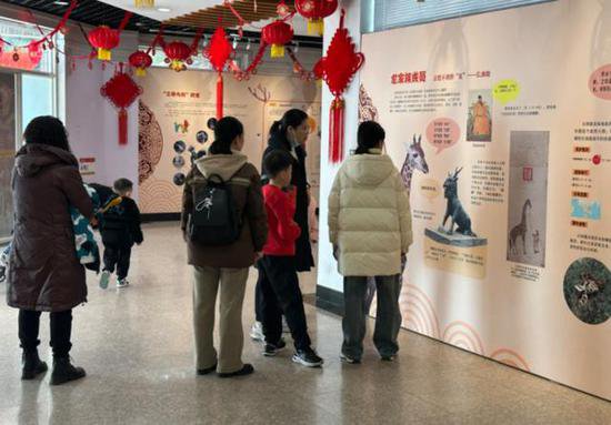 排队看熊猫、买龙年文创……北京动物园人气不减