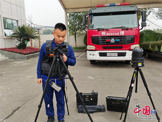 安居区梧桐路消防救援站对配备的通信装备开展检查