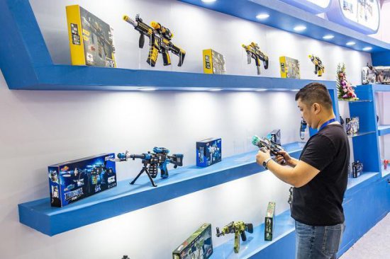 <em>玩具厂</em>造数千支塑料枪被定为枪支 负责人不满刑罚称要继续上诉