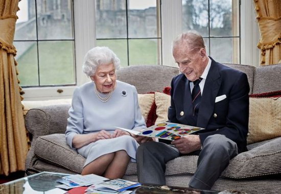 女王再次否认提前退位给查尔斯的谣言：要践行为英国服务终身之...