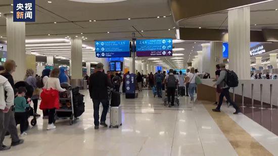 暴雨过后，迪拜国际<em>机场航班</em>逐步恢复