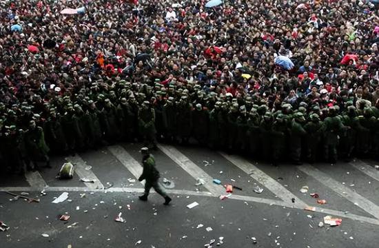 08年中国最惨痛的春运教训，中央紧急调动4万大军，轰动全国