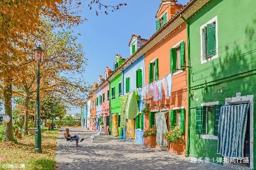 意大利最美海岛，房子色彩斑斓，除了装饰生活原来还有这个原因...