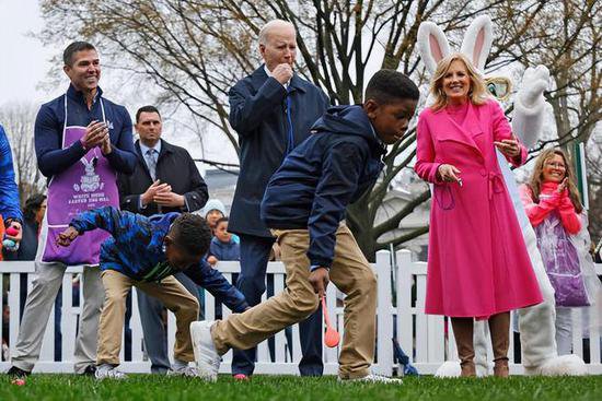拜登夫妇在白宫庆祝复活节好欢乐！充满童趣，夫人穿粉色大衣...