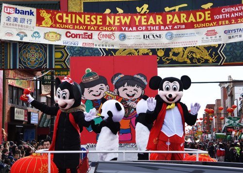 芝加哥举办<em>鼠年</em>新春大游行 一万八千人涌向中国城