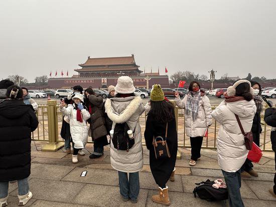 天安门看升旗、颐和园滑冰赏古建……外地游客感受年味儿北京