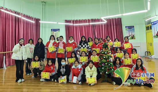 <em>武科大</em>研支团在宣恩县与学生共迎新年
