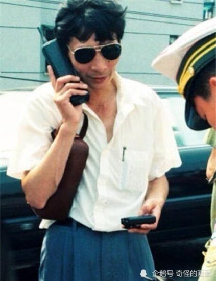 80年代，一广东老板手持大哥大，花6000元选了<em>中国</em>第一个<em>手机</em>...