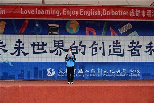 用英语书写中国古诗 成都新世纪学校英语节玩起了中西合璧