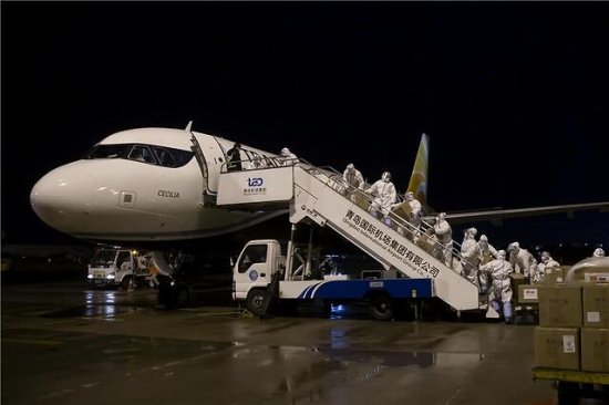 青岛机场顺利完成首个国际“客改货”包机保障<em>任务</em>