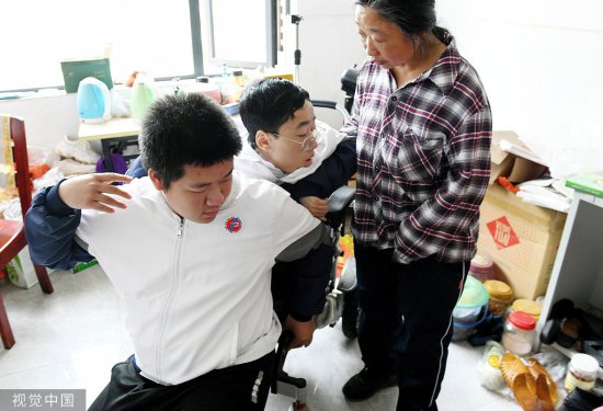 江西赣州：男孩坚持10年背患病同学上学 两人希望能考上同一所...