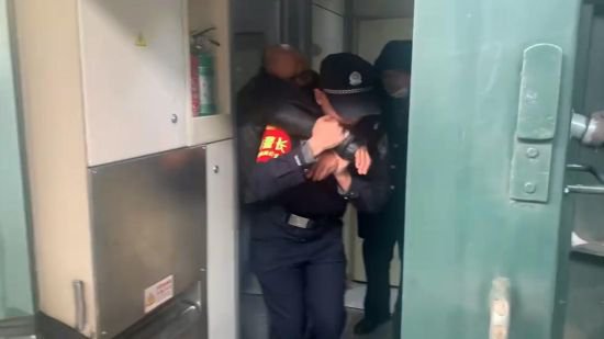 哈尔滨铁路公安处：凛冬虽至 民警热心帮助暖人心