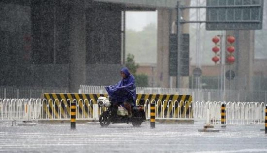 <em>雷阵雨频繁北京</em>气温仅26℃ 市民们外出记得携带雨具