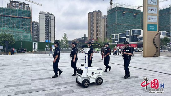 自贡<em>高新区</em>：智能机器人巡逻车正式“上岗”优化营商环境
