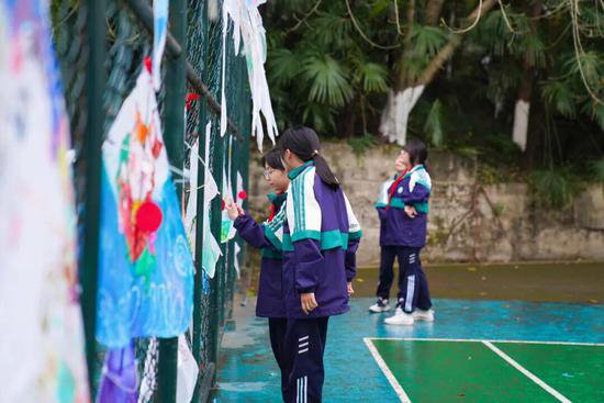 重庆市江北中学开展“巧手绘风筝，春风放纸鸢”校园风筝节活动