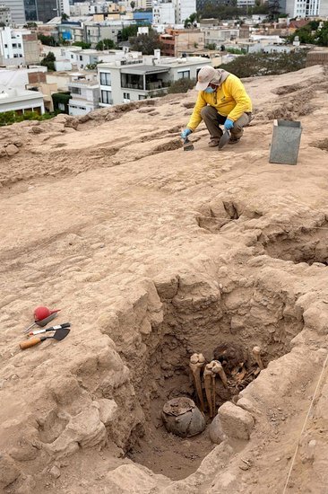 秘鲁知名考古遗址新发现：一具千年木乃伊<em> 留长发</em>、下颌近乎完好