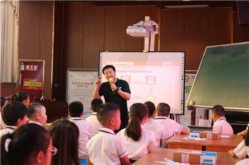 青白江区中小学STEAM课程培训研讨会在大弯小学召开