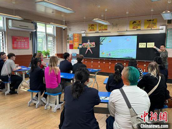 美国高中生跨越太平洋来上中文课