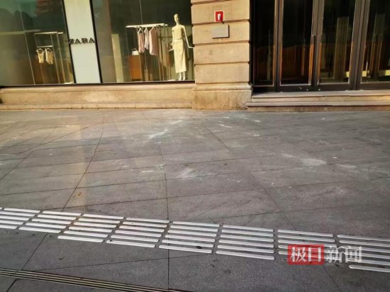 武汉江汉路璇宫饭店外立面石块脱落，砸伤一男子，官方通报：...