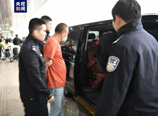 一名“红<em>通</em>”在逃犯罪嫌疑人被从新加坡遣返回国