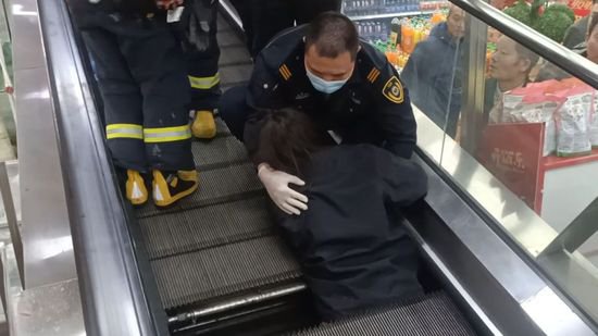 女子乘自动扶梯上楼半个身子突然被“卷入”，消防<em>紧急救援</em>