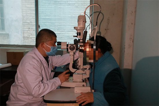 三都：可为眼底疾病患者开展眼底视网膜激光光凝术-新华网