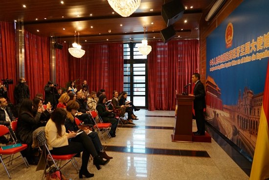 中国驻西班牙大使馆就<em>中美签署</em>第一<em>阶段经贸协议</em>举行记者会
