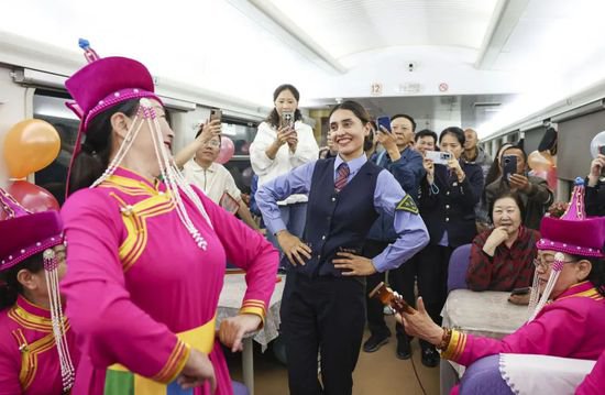 从马背到列车，她成长为我国首位塔吉克族列车长