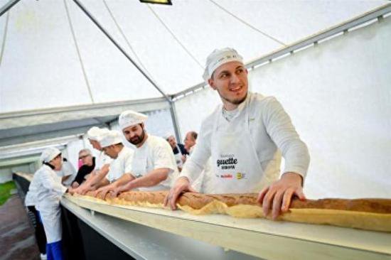 法国<em>面包师</em>烤出140米长法棍