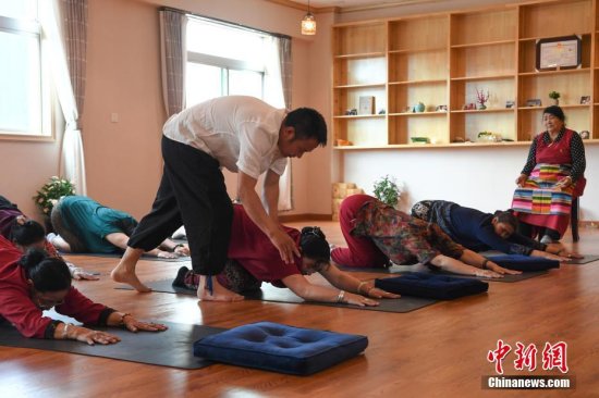 西藏一<em>瑜伽馆</em>对老年人实行免费瑜伽教学