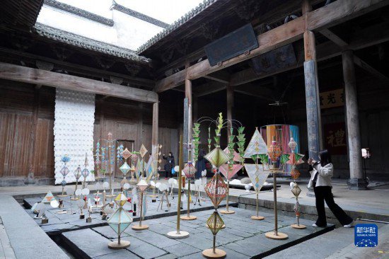 安徽黄山：古祠堂里的纸工艺展