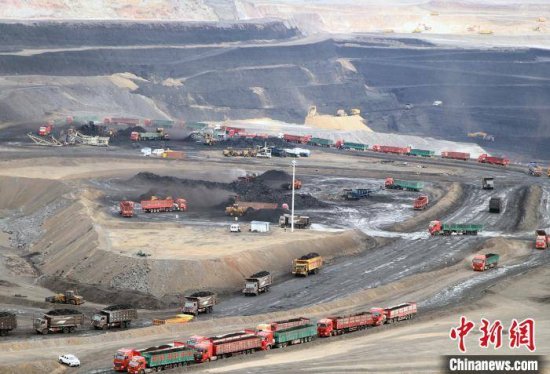 快来看！中国最大整装煤田<em>露天</em>煤矿<em>如何</em>爆破、挖煤
