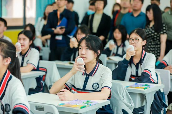 开展人机对话 重庆两江新区英语教学呈现新样态