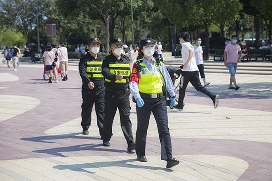 国庆期间，上海迪士尼<em>度假区</em>迎来大客流，警方多措并举疏导