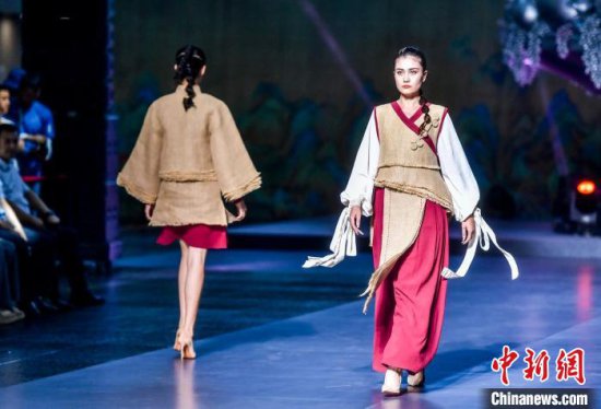 “璀璨丝路·和合共生”时尚秀助力第六届中国新疆国际民族舞蹈节