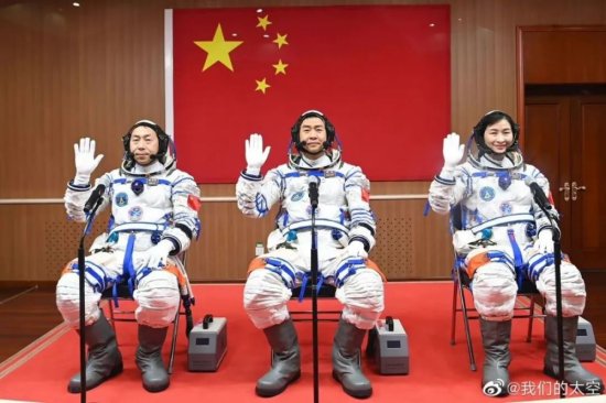 25年前，<em>中国首位飞天的女航天员</em>参加高考！她的背景，果然不...