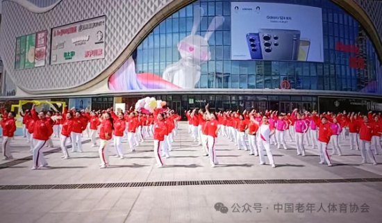<em>广场舞</em>登上2024潍坊国际风筝会开幕式大舞台