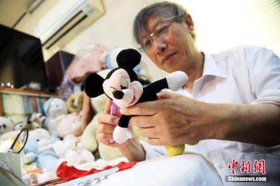 72岁上海老伯修复毛绒玩具帮顾客<em>找回童年记忆</em>